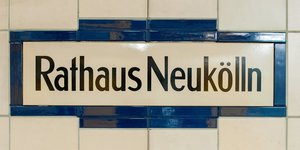 U-Bahn-Schild Rathaus Neukölln