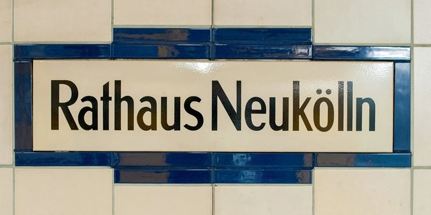 U-Bahn-Schild Rathaus Neukölln