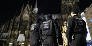 Polizisten nächtens vor dem Kölner Dom