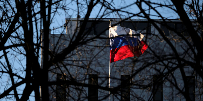 Russische Flagge vor einem Gebäude