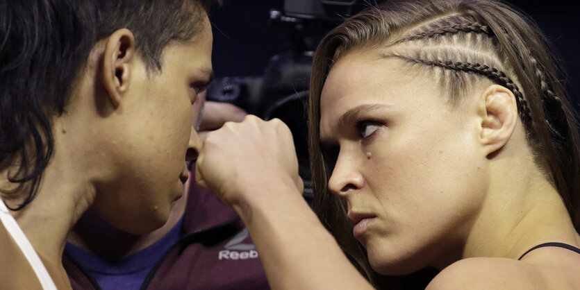 Ronda Rousey und Amanda Nunes blicken sich finster an