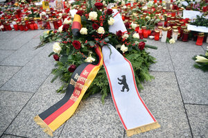Ein Kranz der Stadt Berlin mit Blumen zum Gedenken an die Opfer auf dem Breitscheidplatz