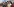 Menschen sitzen in einer Reihe und tragen VR-Brillen