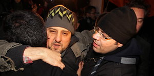 Der türkische Journalist Ahmet Şık umarmt zwei Freunde als er 2012 aus der Haft entlassen wird