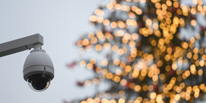 Eine Überwachungskamera vor einem Weihnachtsbaum