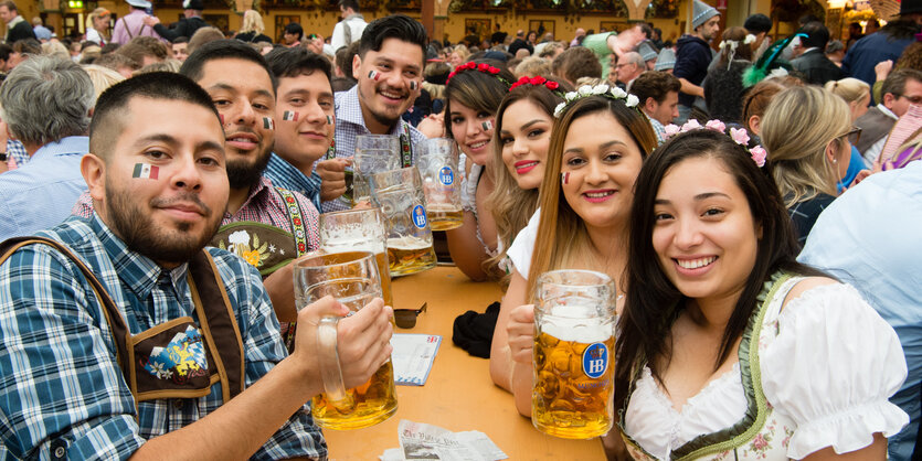 Eine Gruppe Männer und Frauen aus Mexiko feiert auf dem Oktoberfest in München