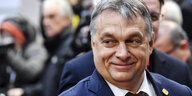 Der ungarische Premierminister Viktor Orbán guckt über seine rechte Schulter, als er auf einer EU-Sitzung in Brüssel eintrifft