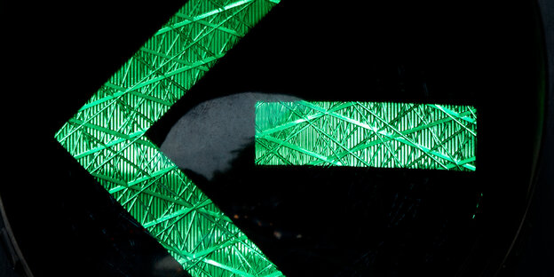 Eine Linksabiegerampel steht auf Grün