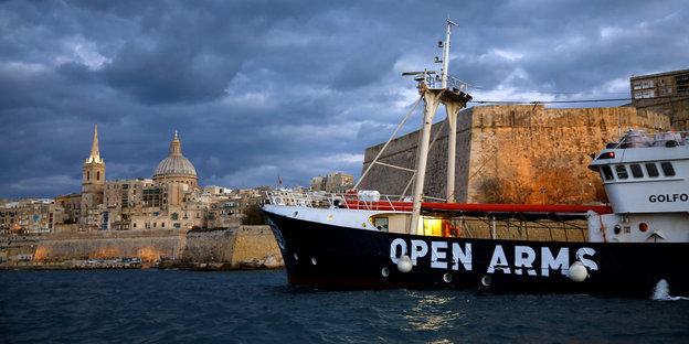 Ein Schiff der spanischen Nichtregierungsorganisation Proactiva Open Arms verlässt am 3- Dezember 2016 den Hafen von Malta