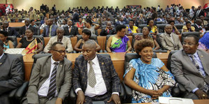 Burundis Parlamentsabgeordnete sitzen in einem Saal