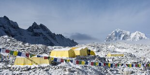 Zelte über den Wolken auf dem Himalaja