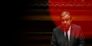 Antonio Guterres inter einem roten Lichtpunkt