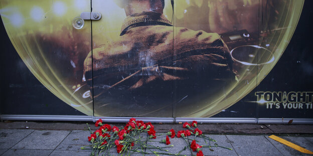 Blumen liegen vor dem Club in Istanbul, wo der Anschlag verürbt worden ist