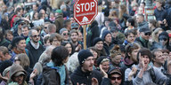 Eine Menschenmenge auf einer Demo, mitten drin ein Schild "Stop Zwangsräumungen"