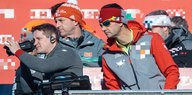 Mehrere Männer in Wintersportkleidung mit vielen verpixelten Sponsorenlogos