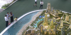 Mehrere Menschen vor einem 3D-Stadtmodell - Aufnahme aus der Vogelperspektive
