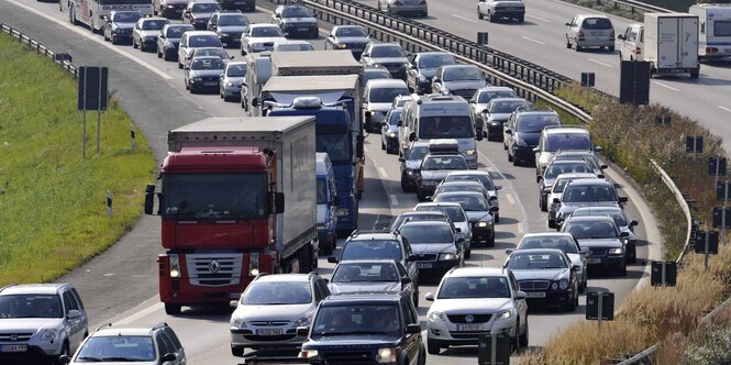 Stau auf der Autobahn am bayerischen Hirschenberg