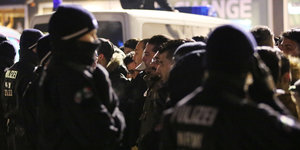 In der Silvesternacht vor dem Hauptbahnhof in Köln: Polizisten kontrollieren Personen