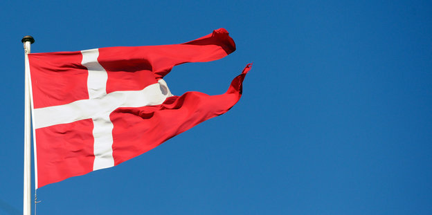 eine dänische Flagge vor blauem Himmel