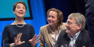 Frauke Petry, Beatrix von Storch und Jörg Meuthen unterhalten sich.