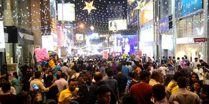 Hunderte auf den festlich erleuchteten Straßen von Bangalore
