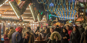 Der Weihnachtsmarkt am Breitscheidplatz bei Nacht, Buden, viele Menschen