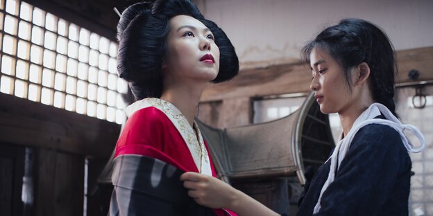 Zwei koreanische Frauen, eine elegant, die andere schlicht gekleidet