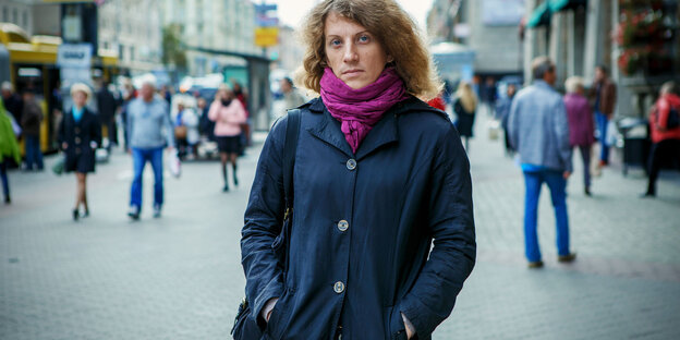 Die transsexuelle Alina Meier steht in einer Fußgängerzone in Weißrussland