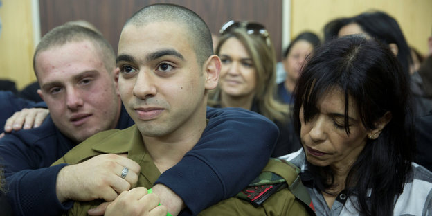 Der israelische Soldat Elor Asaria umringt von Freunden im Gerichtssaal