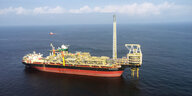 Ein Ölschiff auf dem weiten Meer