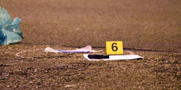 Am Tatort in Mailand, an dem Anis Amri getötet wurde, steht ein gelbes Schild mit der Nummer 6