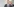 Ein Mann in Anzug und Krawatte blickt nach links unten