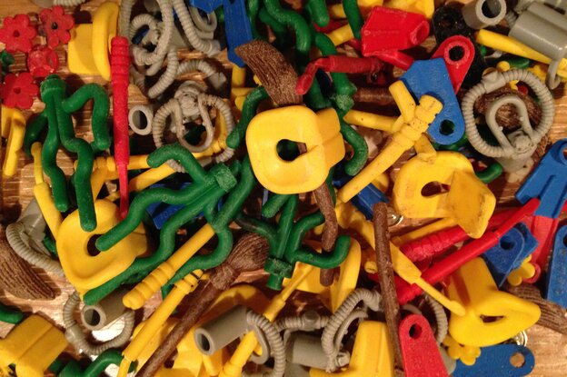 Ein bunter Haufen aus Lego: Rettungswesten, Wasserpflanzen, Besen, Flossen, Blumen.