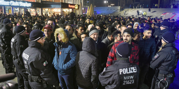 Polizisten umringen am Silvestertag 2016 vor dem Hauptbahnhof in Köln eine Gruppe Männer