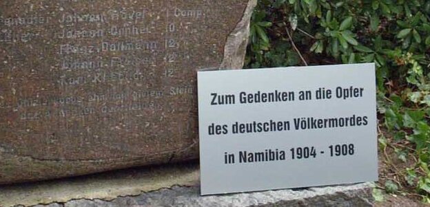 Auf einem Gedenkschild steht: Zum Gedenken an die Opfer des deutschen Völkermordes in Namibia 1904 bis 1908