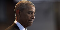 Obama beißt sich auf die Unterlippe und guckt nach unten
