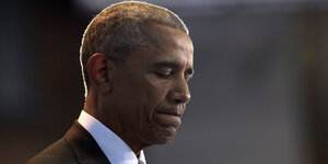Obama beißt sich auf die Unterlippe und guckt nach unten