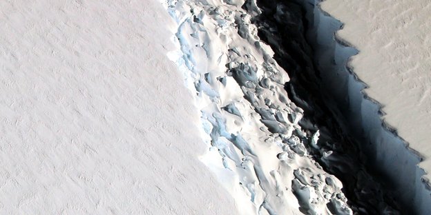 Ein Spalt in den Eismassen der Antarktis