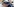 Ein junger Mann trägt eine Virtual-Reality-Brille