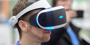Ein junger Mann trägt eine Virtual-Reality-Brille