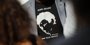 Ein T-Shirt mit der Aufschrift "Oury Jalloh - Das war Mord"