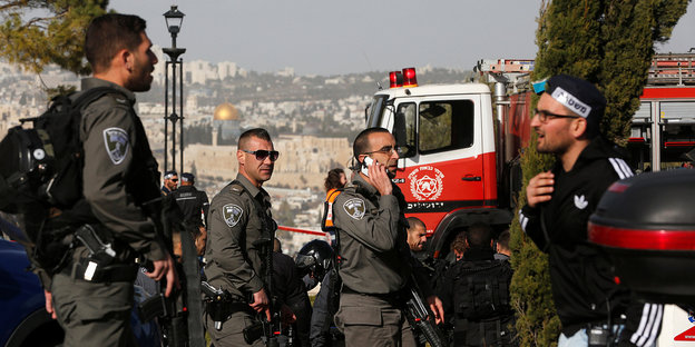 Menschen in Uniform, im Hintergrund Jerusalem