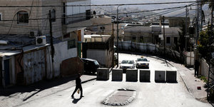 Betonblöcke auf einer Straße in Jerusalem