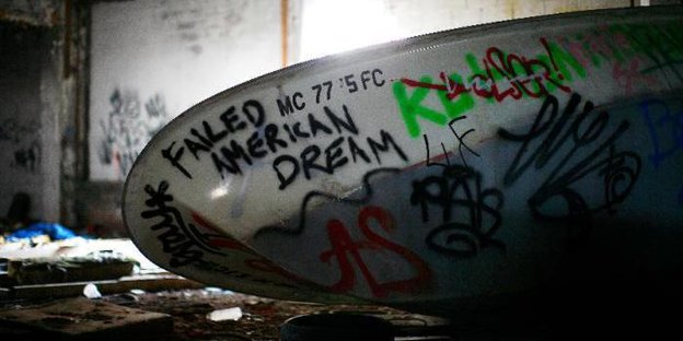 Ein mit Graffiti übersätes Boot