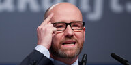 CDU-Generalsekretär Peter Tauber fasst sich mit dem Zeigefinger an die Stirn