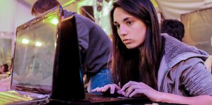 junge Frau vor einem Computer