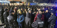 Die Polizei umringt eine Gruppe Männer vor dem Kölner Hauptbahnhof