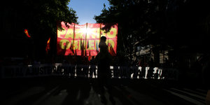 Ein Demonstrationszug der Arbeiterpartei in der Dämmerung von Buenos Aires