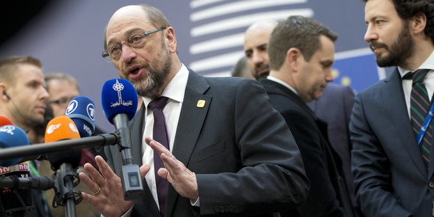 Martin Schulz steht vor einem Mikro und gestikuliert