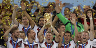 Die Nationalelf jubelt mit Pokal in den Händen bei der WM 2014